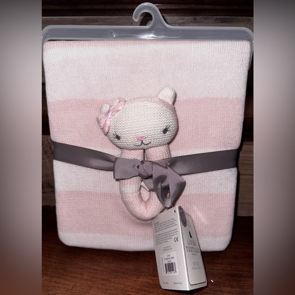Cute 🥰 Gift Set Pink Blanket Knitted Rattle Toy Ava Cat Dimensions: 30”x40”- NEW